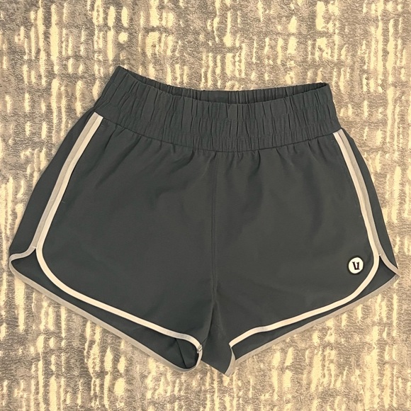 Vuori Cardiff Short in Charcoal Color Block, size M, EUC - Picture 2 of 8